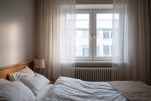 Czy łóżko może stać pod oknem lub przy grzejniku?