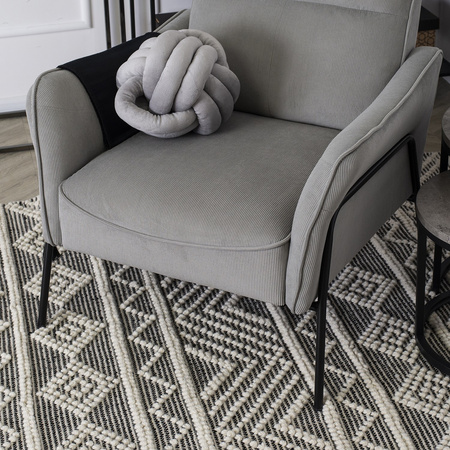 Fotel wypoczynkowy nowoczesny na nóżkach tapicerowany