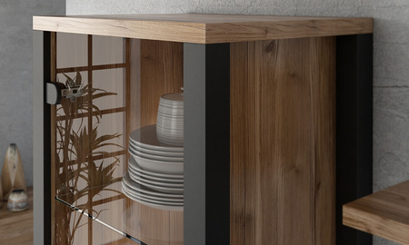 Wysoka przeszklona witryna do salonu 