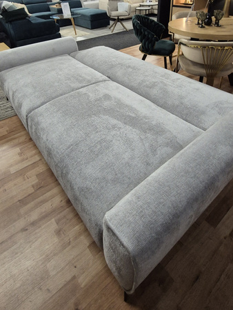 Kanapa szara rozkładana z funkcją spania na nóżkach Bali Wersal