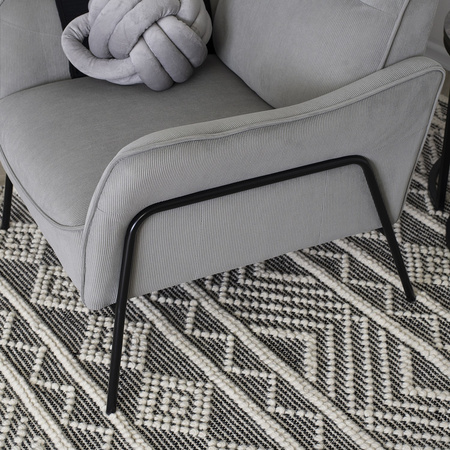 Fotel wypoczynkowy nowoczesny na nóżkach tapicerowany