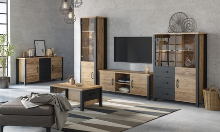 Wysoka przeszklona witryna do salonu 