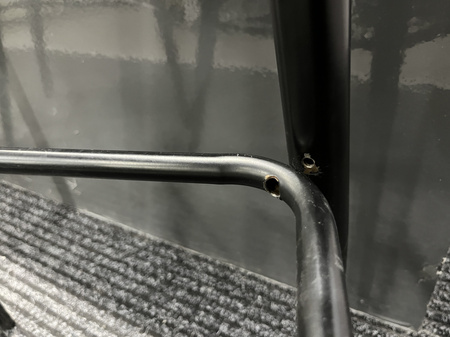 Hoker barowy tapicerowany na czarnych nóżkach Spice Signal