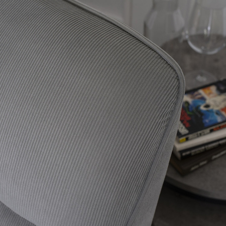 Fotel wypoczynkowy nowoczesny na nóżkach tapicerowany