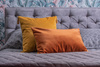 Poduszka dekoracyjna dwukolorowa 30x50 musztardowo-brązowa Olimp Home Basic velvet