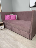 Rózowy tapczan Glam do pokoju młodzieżowego 